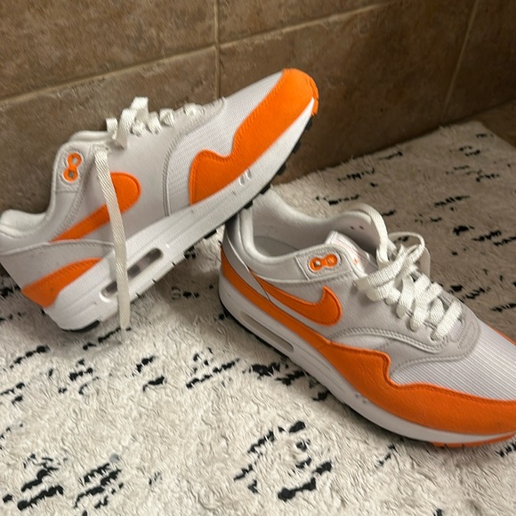 Nike Air Max. Orange & White, size 9 - Picture 1 of 3